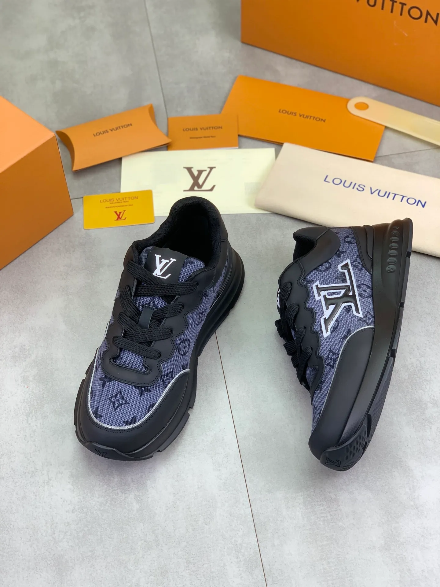 Factory price P700 💶 Top version [LOUIS VUITTON] Couple 🧑‍🤝‍🧑 Craftsman style Counter series (original order) New style 🍀LV Louis Vuitton - top version LV classic high-top trendy shoes! Made of imported original craft calfskin, original breathable lining, and original wear-resistant, lightweight, high-end TPU outsole! High quality products! 3️⃣ colors available, code numbers: female 35-39, male 39-44 (female 40, male 45 46 customized)